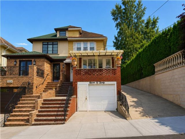 Studio,  3.00 BTH &nbsp;Multi-family style home in Bensonhurst