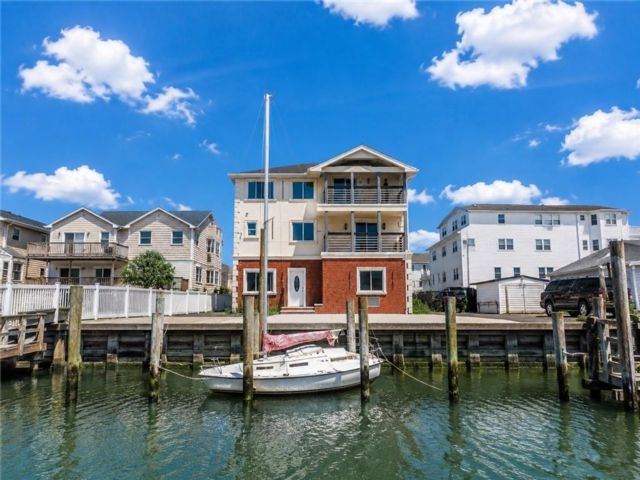  6 BR,  4.00 BTH &nbsp;Multi-family style home in Gerritsen Beach