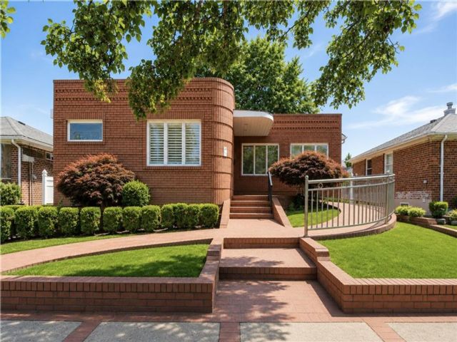  3 BR,  3.00 BTH &nbsp;Single family style home in Mill Basin