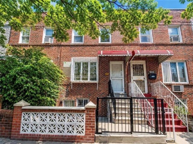  5 BR,  3.00 BTH &nbsp;Single family style home in Bay Ridge