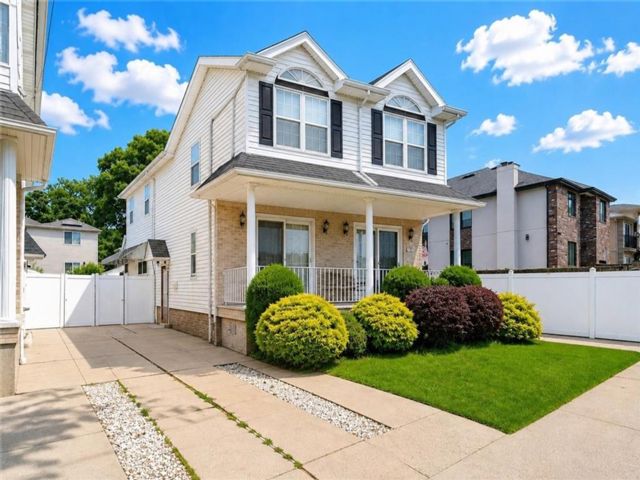  3 BR,  2.00 BTH &nbsp;Single family style home in Arrochar