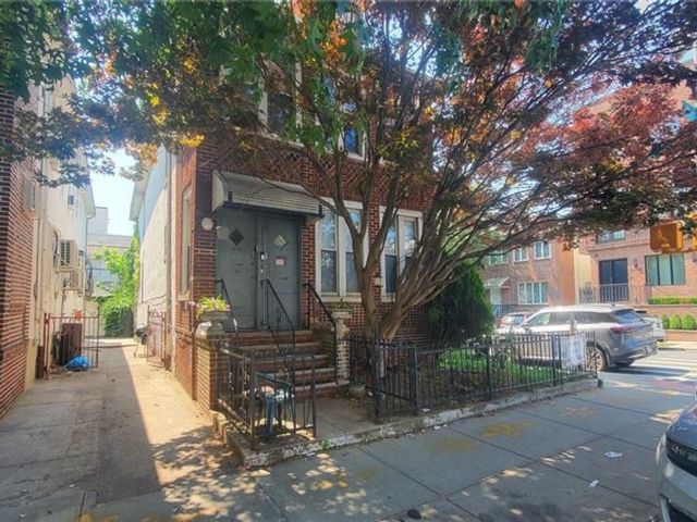 Studio,  2.00 BTH &nbsp;Multi-family style home in Boro-park