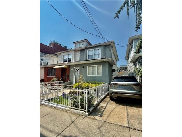  3 BR,  2.00 BTH &nbsp;Single family style home in Bensonhurst