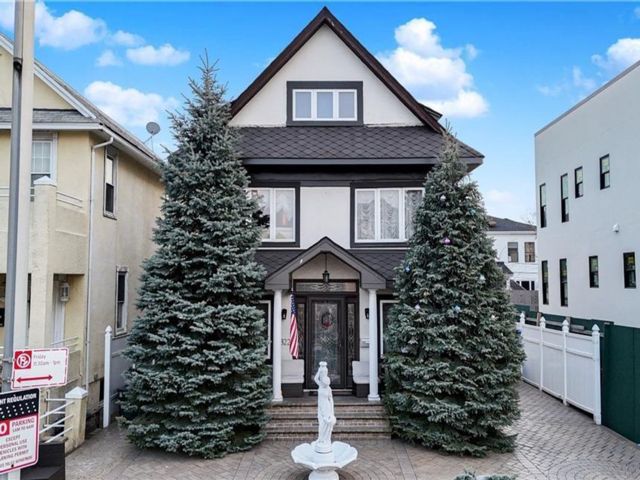  5 BR,  0.00 BTH &nbsp;Multi-family style home in Seagate