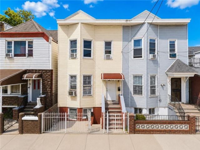  6 BR,  3.00 BTH &nbsp;Multi-family style home in Boro-park