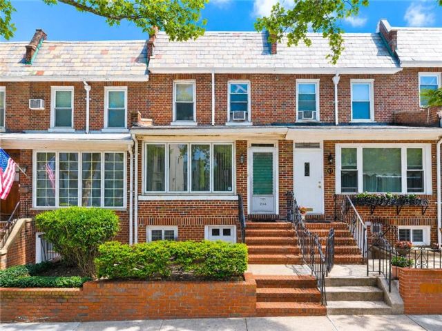  3 BR,  2.00 BTH &nbsp;Single family style home in Bay Ridge