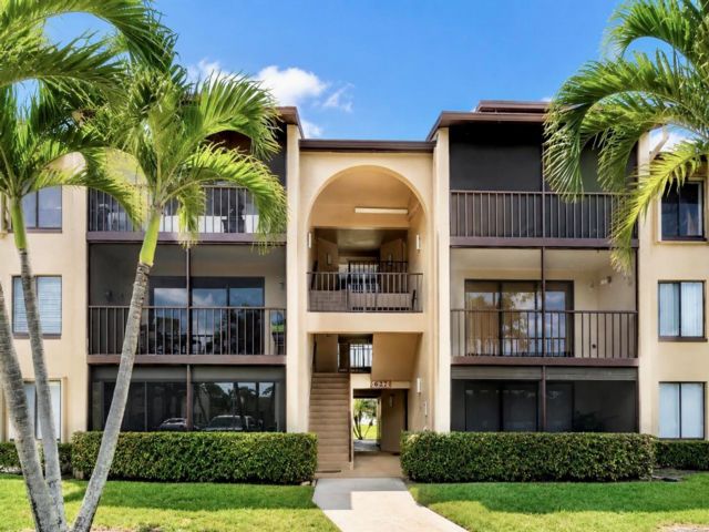  2 BR,  2.00 BTH &nbsp; style home in Green Acres