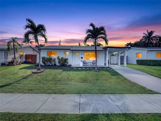  2 BR,  2.00 BTH &nbsp; style home in Hollywood