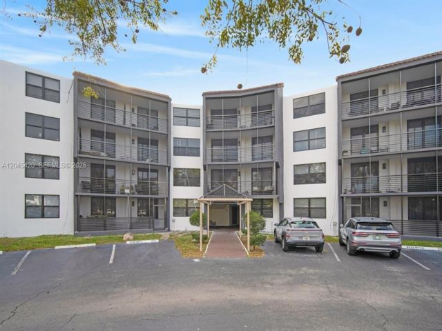  2 BR,  2.00 BTH &nbsp; style home in Hollywood