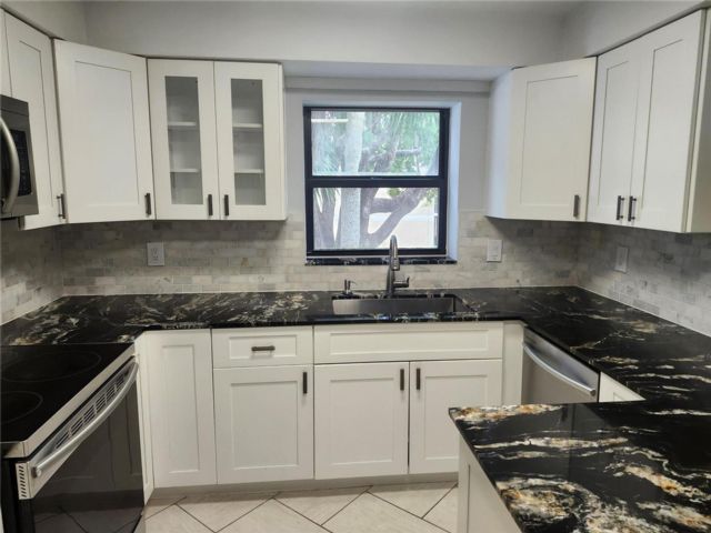  2 BR,  2.50 BTH &nbsp; style home in Weston