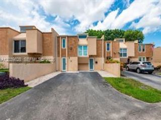  3 BR,  2.50 BTH &nbsp;Townhouse style home in Miami