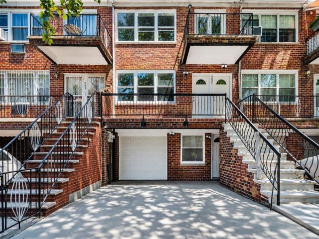  6 BR,  4.00 BTH &nbsp;Multi-family style home in Bay Ridge