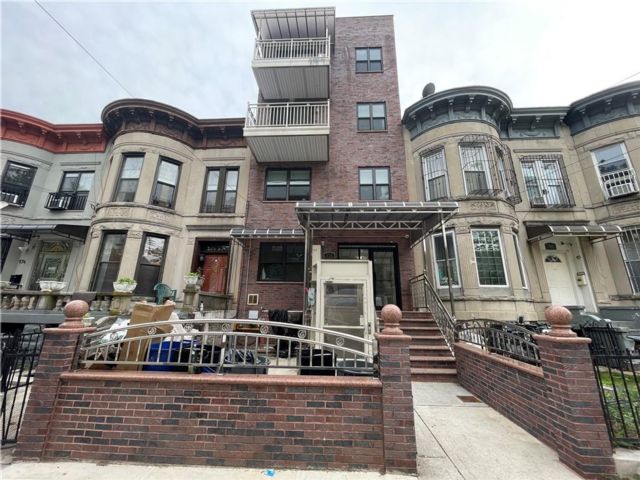 10 BR,  7.00 BTH &nbsp;Multi-family style home in Sunset Park