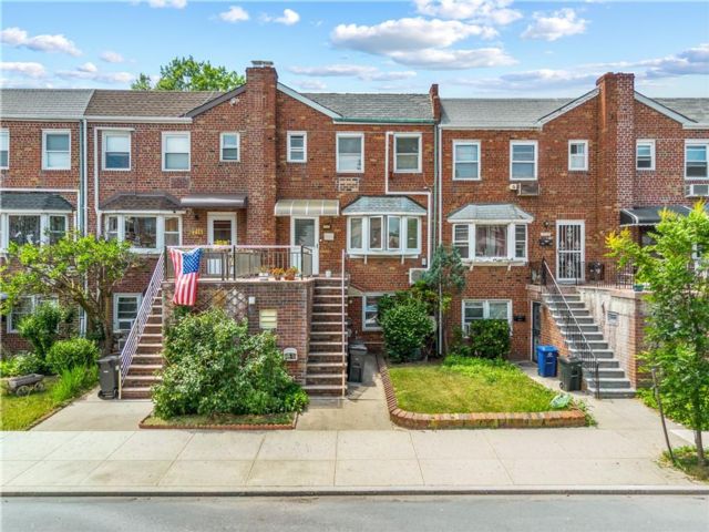  4 BR,  3.00 BTH &nbsp;Multi-family style home in Sheepshead Bay