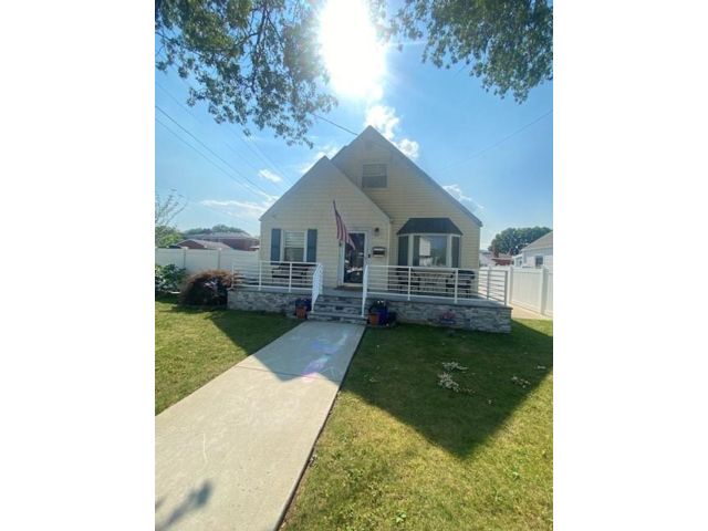  3 BR,  3.00 BTH &nbsp;Single family style home in Westerleigh