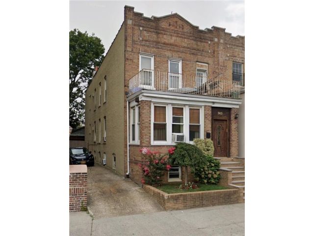  4 BR,  1.00 BTH &nbsp;Multi-family style home in Kensington