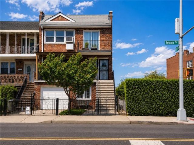 10 BR,  7.00 BTH &nbsp;Multi-family style home in Bensonhurst