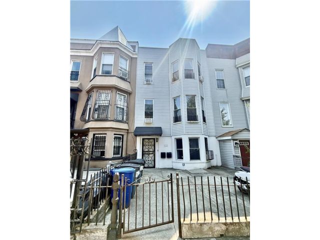  5 BR,  0.00 BTH &nbsp;Multi-family style home in Sunset Park