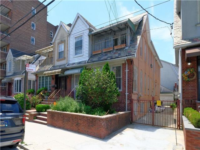  7 BR,  5.00 BTH &nbsp;Multi-family style home in Bay Ridge