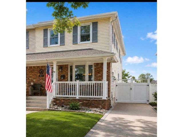  3 BR,  4.00 BTH &nbsp;Single family style home in Great Kill