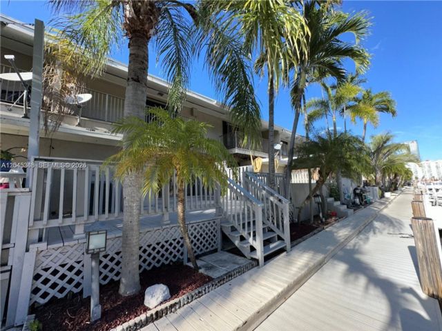 3 BR,  2.00 BTH &nbsp;Townhouse style home in North Miami Beach