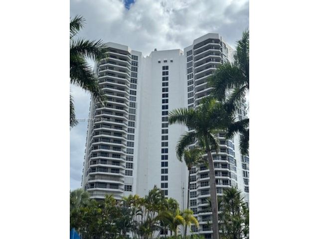  2 BR,  2.00 BTH &nbsp;Apartment style home in Aventura