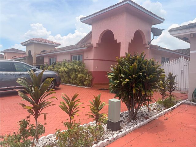  4 BR,  2.00 BTH &nbsp;Other style home in Hialeah