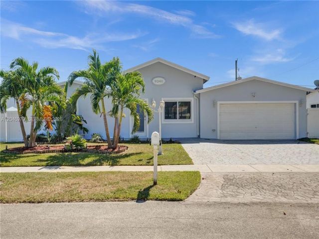  5 BR,  3.00 BTH &nbsp; style home in Cooper City