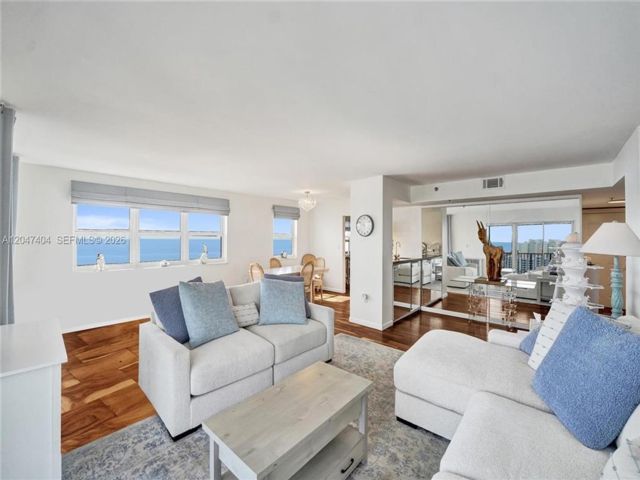 [Hollywood Real Estate, listing number 3344325]