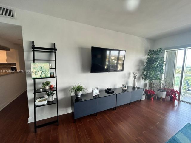 [PHOTO]