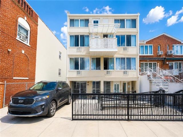  3 BR,  2.00 BTH &nbsp;Condominium style home in Bensonhurst