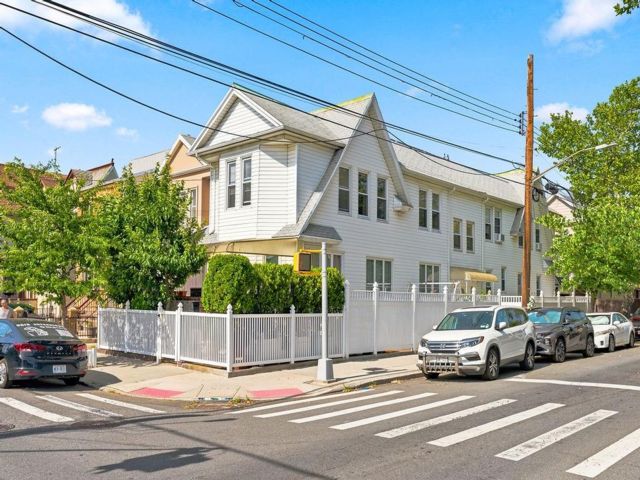  5 BR,  0.00 BTH &nbsp;Multi-family style home in Gravesend