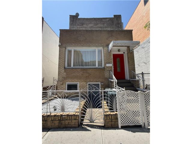  6 BR,  0.00 BTH &nbsp;Multi-family style home in Sunset Park