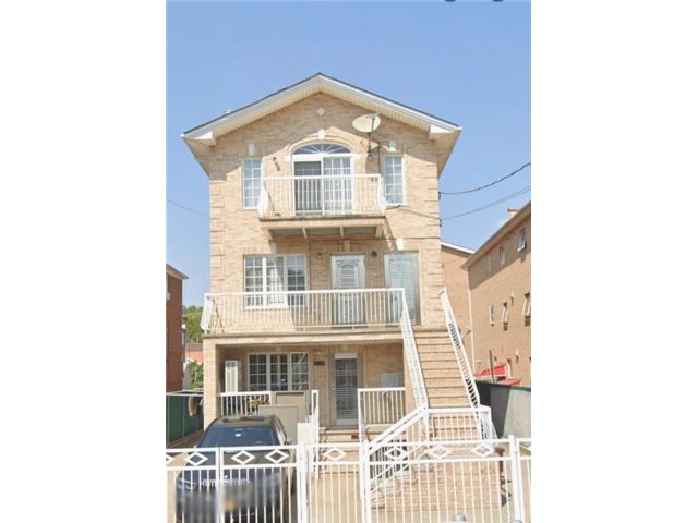  3 BR,  2.00 BTH &nbsp;Condominium style home in Bensonhurst