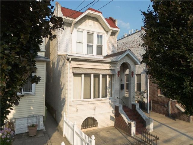  4 BR,  3.00 BTH &nbsp;Single family style home in East Flatbush