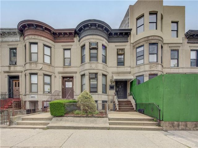  6 BR,  2.00 BTH &nbsp;Multi-family style home in Sunset Park