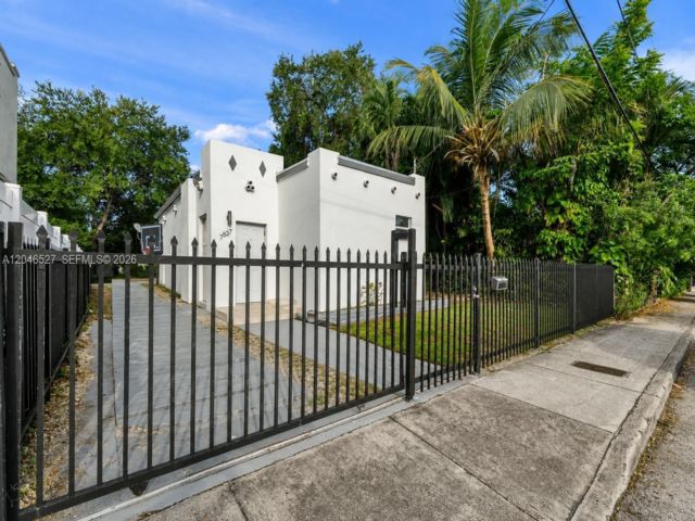  2 BR,  1.00 BTH &nbsp; style home in El Portal