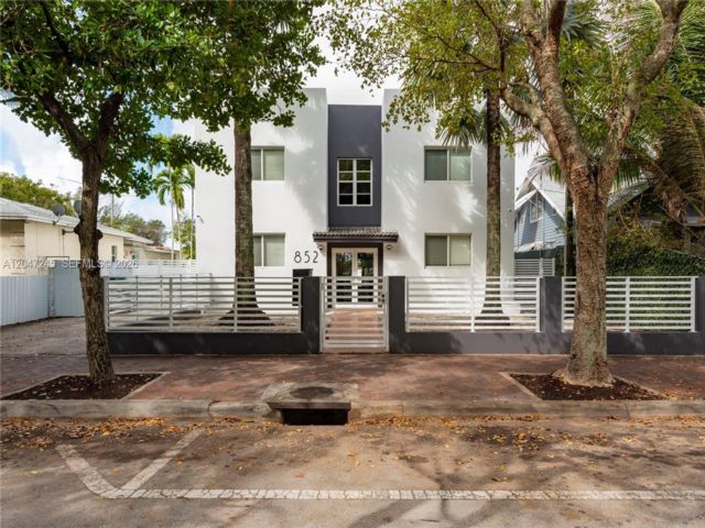  2 BR,  2.00 BTH &nbsp; style home in Miami