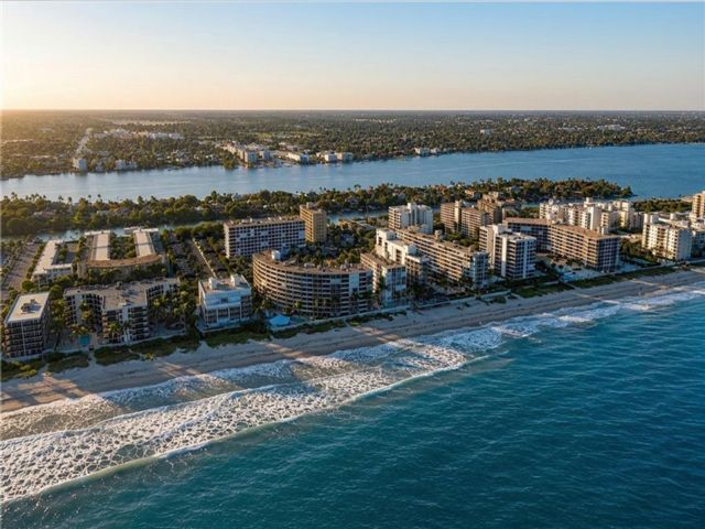  2 BR,  2.00 BTH &nbsp;Condominium style home in South Palm Beach