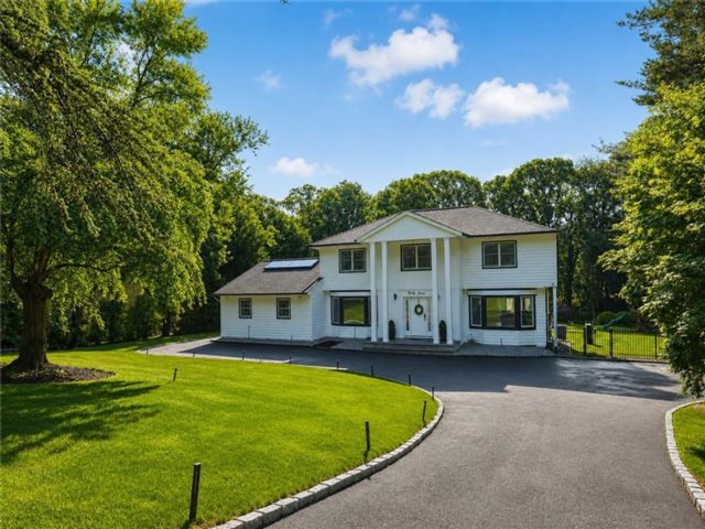  5 BR,  4.50 BTH &nbsp;Single family style home in Huntington Station