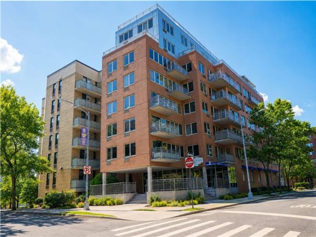  2 BR,  3.00 BTH &nbsp;Condominium style home in Brighton Beach