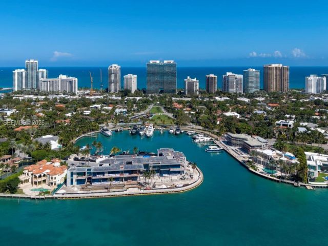  2 BR,  2.00 BTH &nbsp;Apartment style home in Bay Harbor Islands