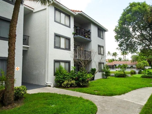  2 BR,  2.00 BTH &nbsp;Condo style home in Coral Springs