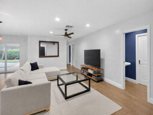 [PHOTO]