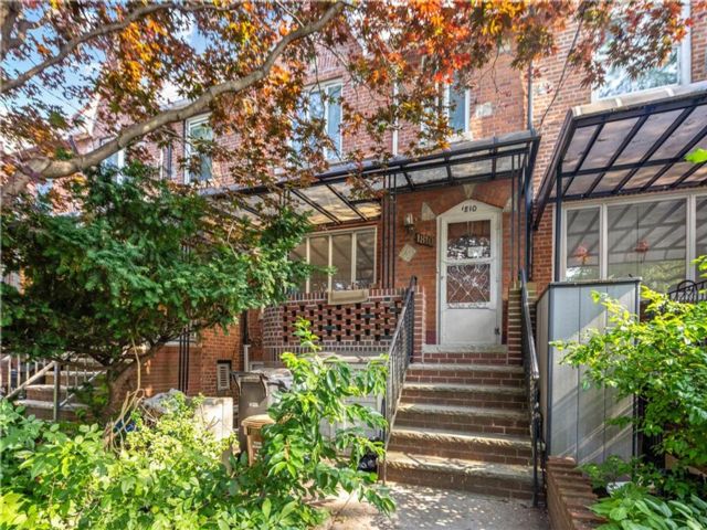  3 BR,  2.00 BTH &nbsp;Single family style home in Sheepshead Bay