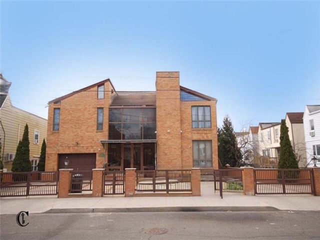  5 BR,  0.00 BTH &nbsp;Multi-family style home in Bergen Beach
