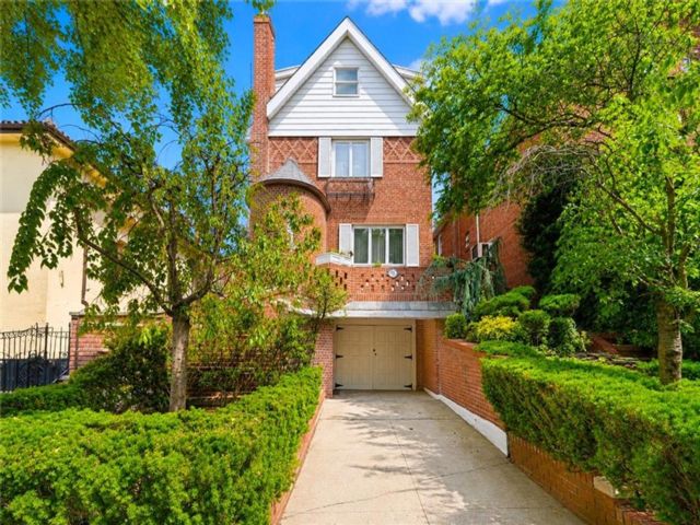  4 BR,  4.00 BTH &nbsp;Single family style home in Bay Ridge