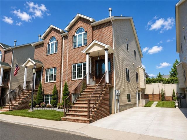 Studio,  0.00 BTH &nbsp;Multi-family style home in Rossville