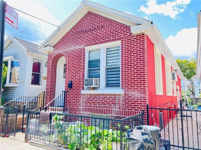  2 BR,  2.00 BTH &nbsp;Single family style home in Bensonhurst