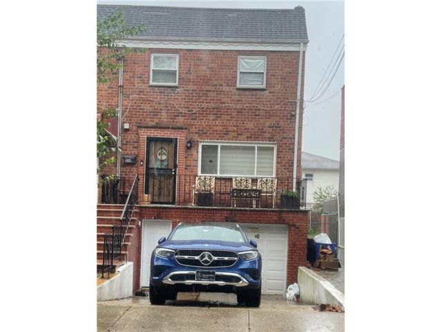  4 BR,  3.00 BTH &nbsp;Single family style home in Mill Basin